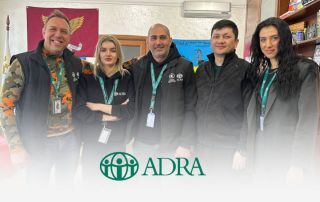 Працівники благодійної організації та Віталій Кім