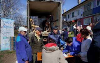 Люди отримують гуманітарну допомогу