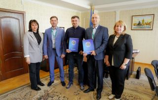 Люди в офісі