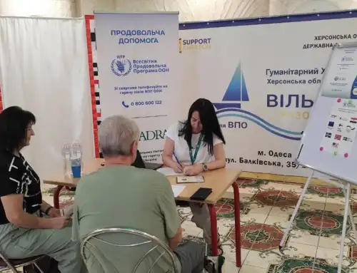 IDPs from the Kherson region in Odesa receive cash assistance for basic needs from the UN WFP